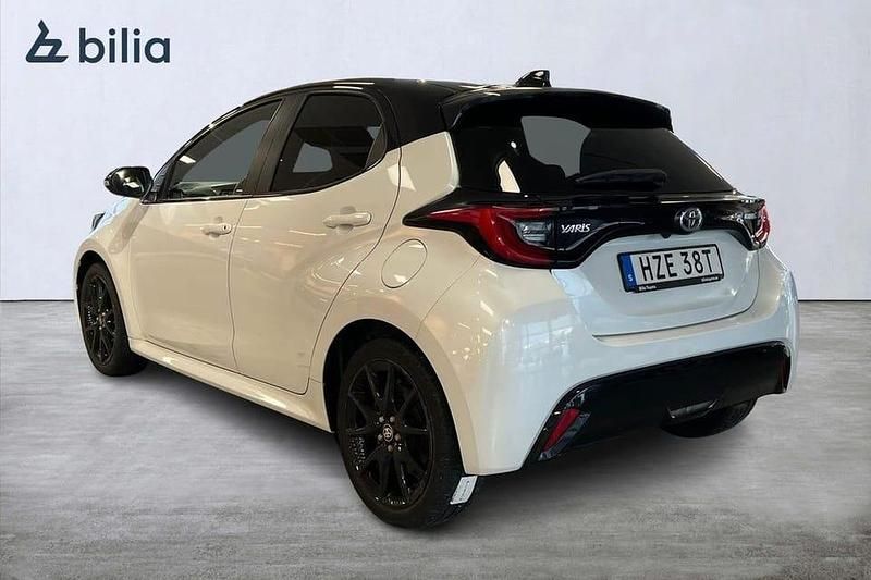 Begagnad Toyota Yaris Hybrid Style 117 HK (86 kW) 2022 Vit Halvkombi