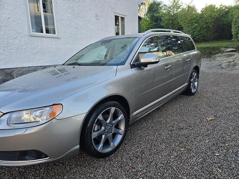 Brun Begagnad 2010 Volvo V70 Kombi | 65 000 kr (Marknadspris) - Bild 1/4