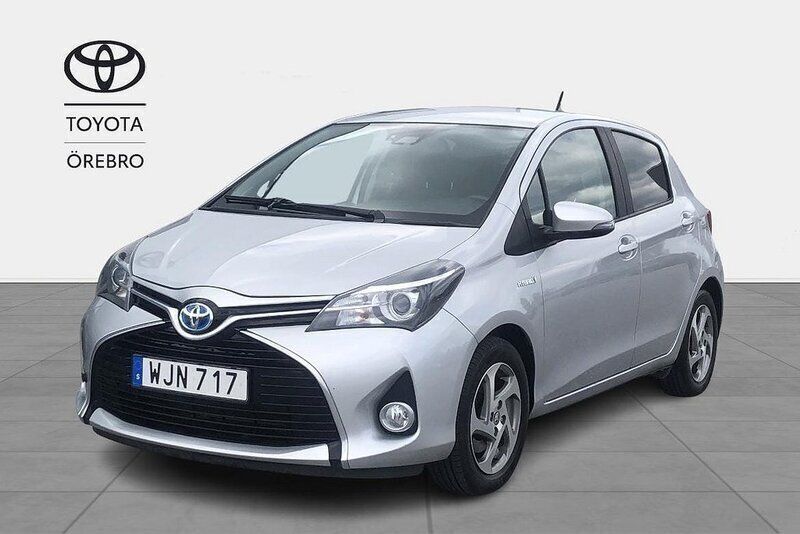Silver Begagnad 2015 Toyota Yaris Hybrid Edition Halvkombi | 119 900 kr (Marknadspris) - Bild 1/3