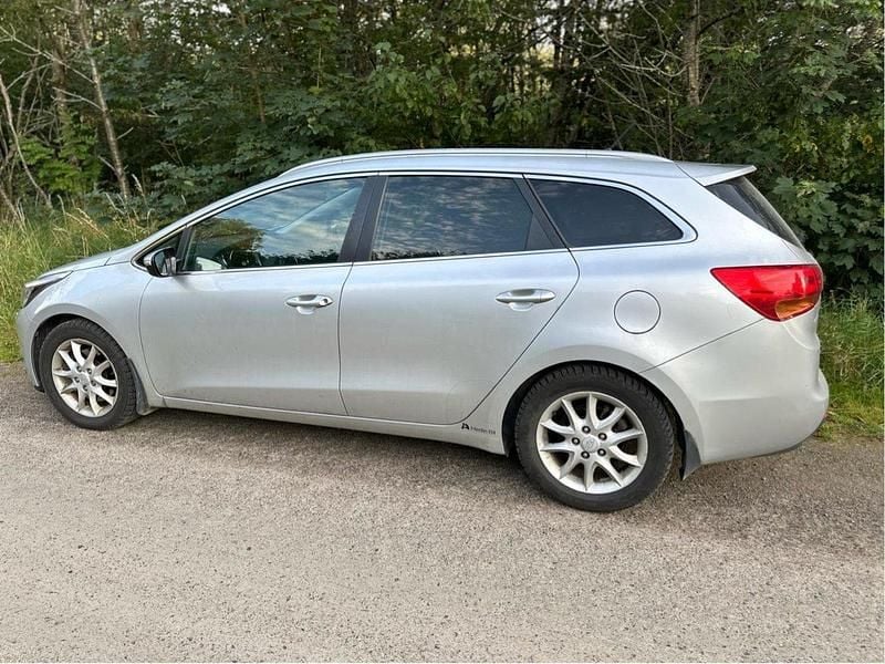 Grå Begagnad 2013 Kia Ceed Sportswagon Comfort Kombi | 70 000 kr (Marknadspris) - Bild 1/4