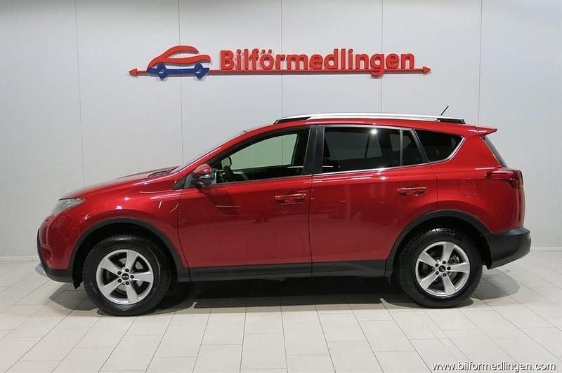 Röd samma som bilen Begagnad 2015 Toyota RAV4 SUV | 139 900 kr (Bra pris) - Bild 1/4