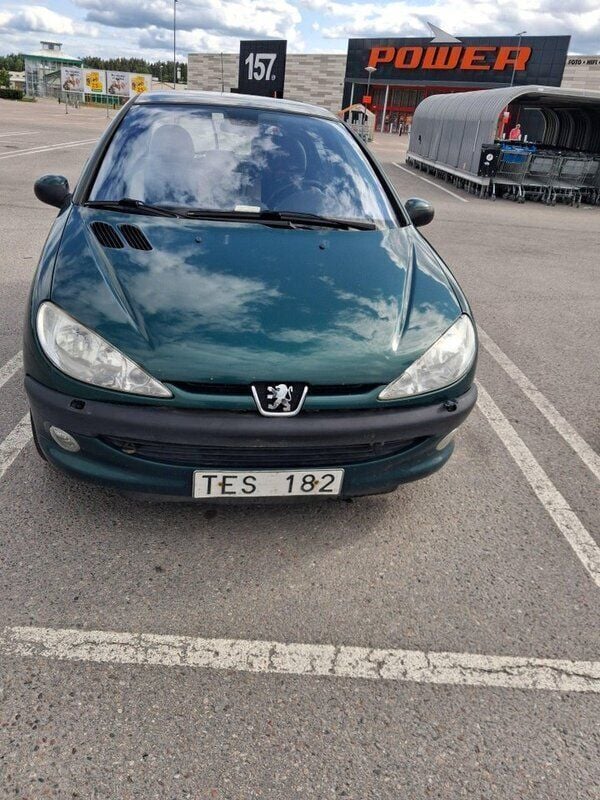 Grön Begagnad 2002 Peugeot 206 Roland Garros Halvkombi | 15 000 kr (Marknadspris) - Bild 1/4