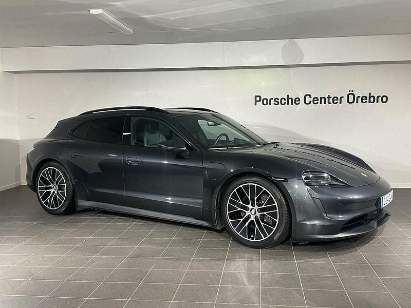 Grå Begagnad 2023 Porsche Taycan Sport Turismo Sedan | 799 000 kr - Bild 1/4
