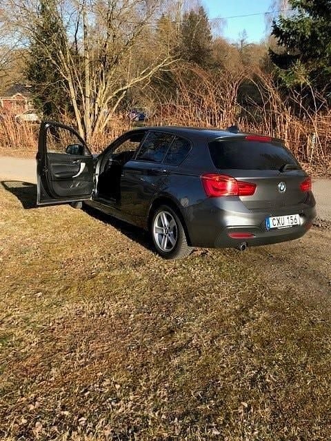 Grå metallic Begagnad 2016 BMW 118 Halvkombi | 116 000 kr (Bra pris) - Bild 1/1