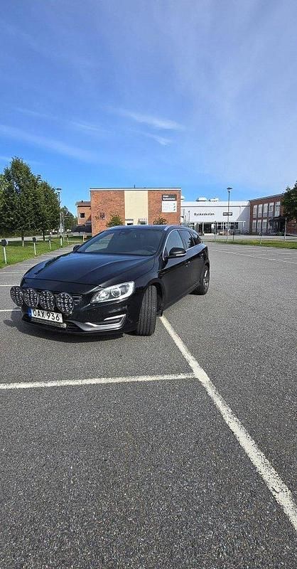 Svart Begagnad 2014 Volvo V60 Summum Kombi | 105 000 kr (Marknadspris) - Bild 1/4