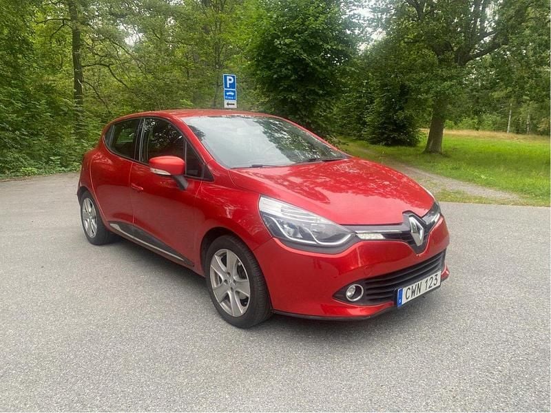 Röd Begagnad 2015 Renault Clio IV Halvkombi | 76 000 kr (Bra pris) - Bild 1/4