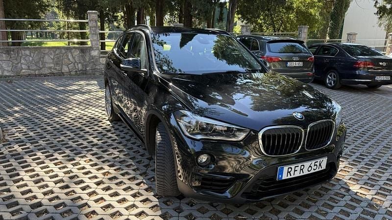 Svart Begagnad 2019 BMW X1 Sport Line SUV | 239 000 kr (Superpris) - Bild 1/4
