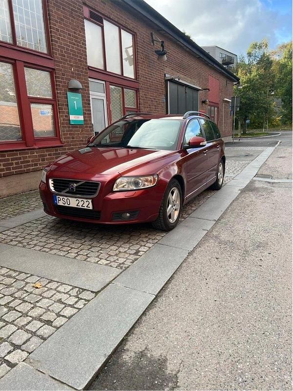 Röd Begagnad 2010 Volvo V50 Momentum Kombi | 30 000 kr (Bra pris) - Bild 1/4