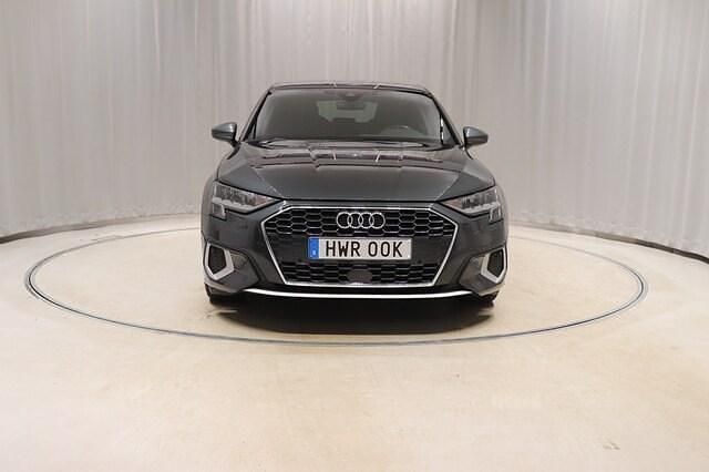 Begagnad Audi A3 Advanced 150 HK (110 kW) 2023 Manhattangrå metallic Sedan