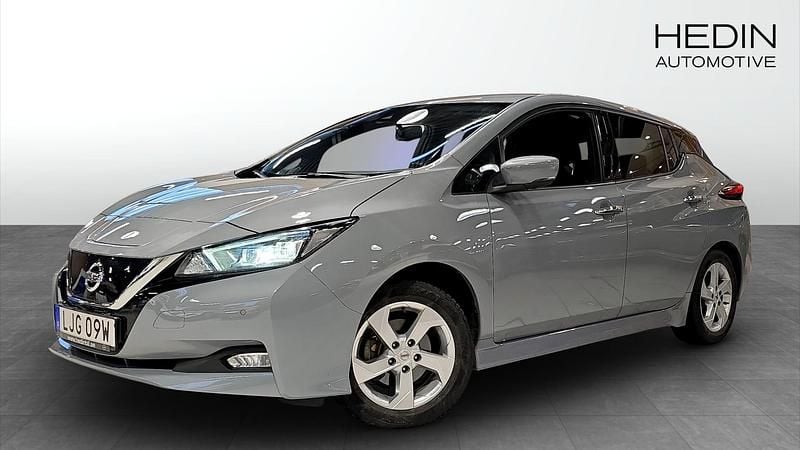 Grå Begagnad 2022 Nissan Leaf N-Connecta Halvkombi | 174 900 kr (Marknadspris) - Bild 1/4