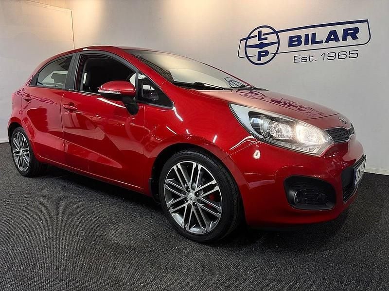 Röd Begagnad 2013 Kia Rio Comfort Halvkombi | 74 000 kr (Dyr) - Bild 1/4