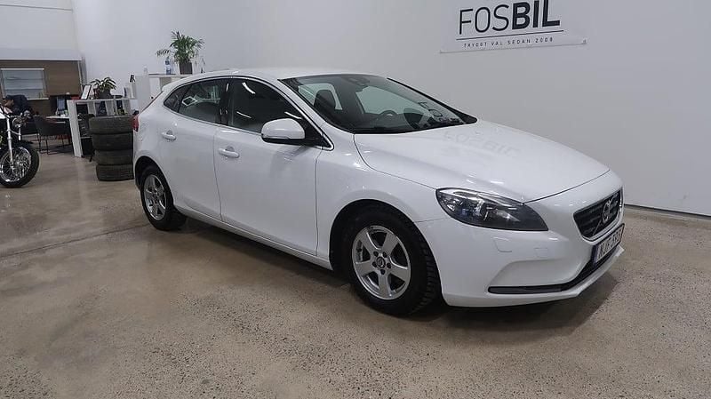 Vit Begagnad 2013 Volvo V40 Halvkombi | 89 900 kr (Marknadspris) - Bild 1/3