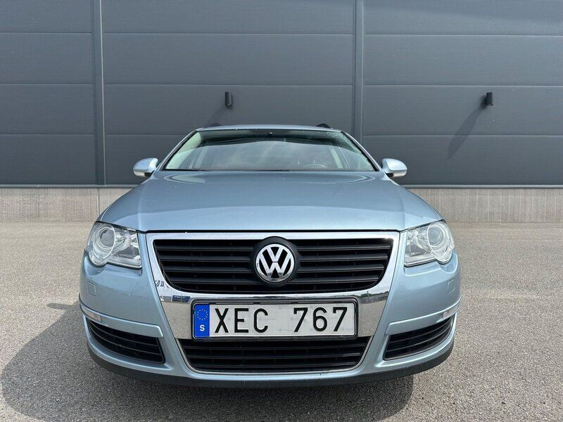 Ljusblå Begagnad 2005 VW Passat Comfortline Kombi | 33 900 kr (Marknadspris) - Bild 1/4