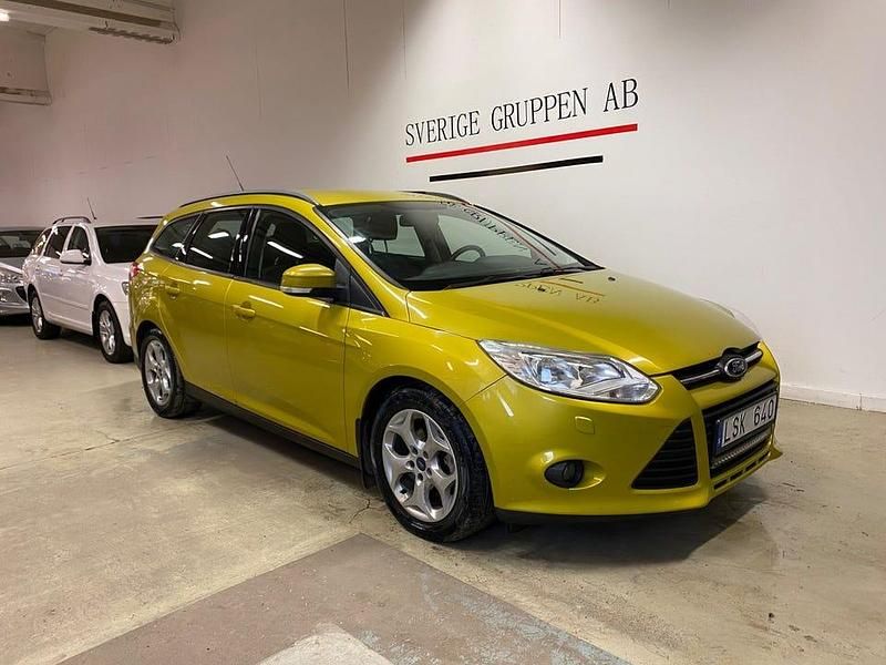 Begagnad Ford Focus Trend 95 HK (69 kW) 2011 Gul Kombi