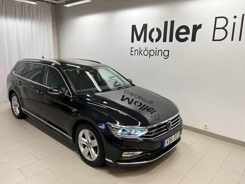 Svart (deep black pearl) Begagnad 2022 VW Passat GT Kombi | 298 900 kr (Marknadspris) - Bild 1/4