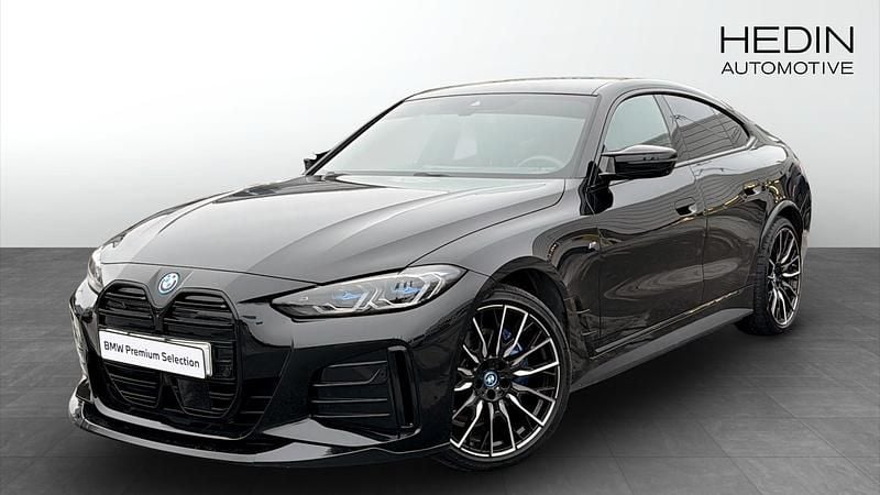 Svart (black) Begagnad 2023 BMW i4 Shadowline Sedan | 589 700 kr (Marknadspris) - Bild 1/4