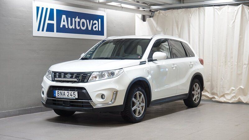 Vit Begagnad 2018 Suzuki Vitara SUV | 169 700 kr (Marknadspris) - Bild 1/4