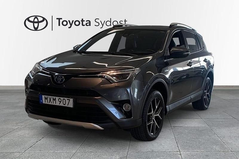Mörkgrå (grå) Begagnad 2016 Toyota RAV4 Hybrid Active SUV | 199 000 kr (Marknadspris) - Bild 1/4