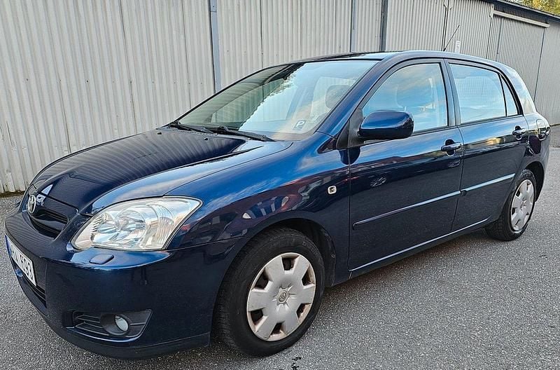 Mörkblå (blå) Begagnad 2004 Toyota Corolla Halvkombi | 44 900 kr (Marknadspris) - Bild 1/4