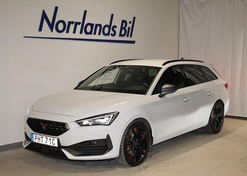 Vit ("nevada" weiss) Begagnad 2024 Cupra Leon Kombi | 359 900 kr - Bild 1/4