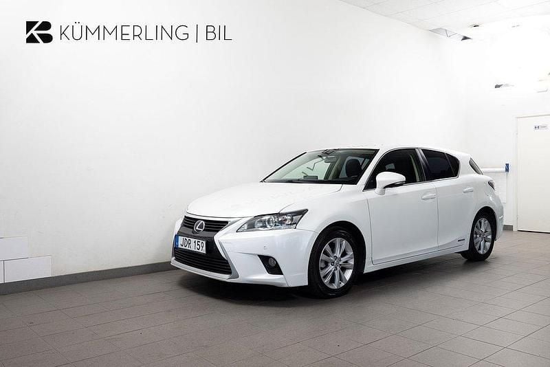 Vit Begagnad 2015 Lexus CT200h Halvkombi | 139 900 kr (Marknadspris) - Bild 1/4