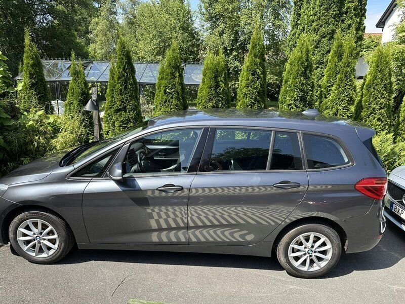 Grå Begagnad 2016 BMW 218 Gran Tourer Advantage Minibuss | 105 000 kr (Marknadspris) - Bild 1/4