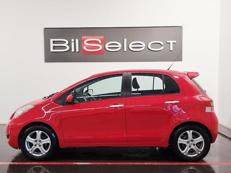 Begagnad Toyota Yaris 99 HK (72 kW) 2011 Röd Halvkombi