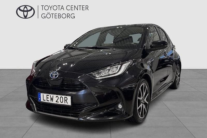 Svart Begagnad 2021 Toyota Yaris Hybrid Halvkombi | 204 900 kr (Marknadspris) - Bild 1/3