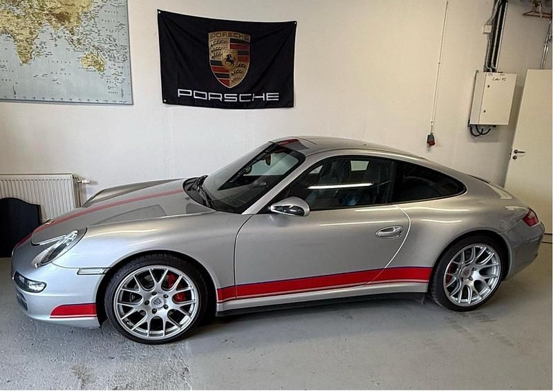 Silver Begagnad 2006 Porsche 911 Carrera 4S Sportkupé | 639 000 kr (Marknadspris) - Bild 1/4