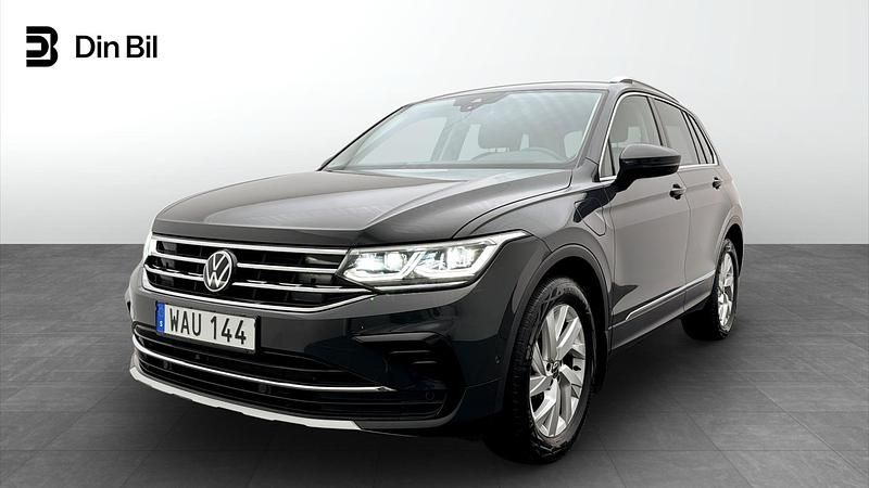 Grå Begagnad 2023 VW Tiguan Elegance SUV | 339 900 kr (Marknadspris) - Bild 1/4