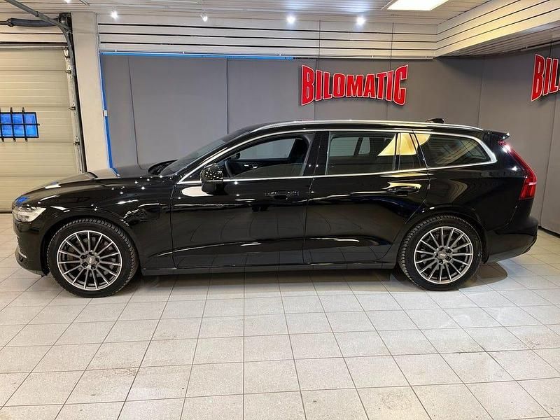 Begagnad Volvo V60 Core 350 HK (257 kW) 2023 Svart Kombi