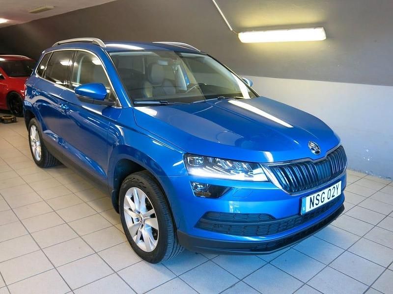 Blå Begagnad 2020 Skoda Karoq Ambition SUV | 189 800 kr (Marknadspris) - Bild 1/4