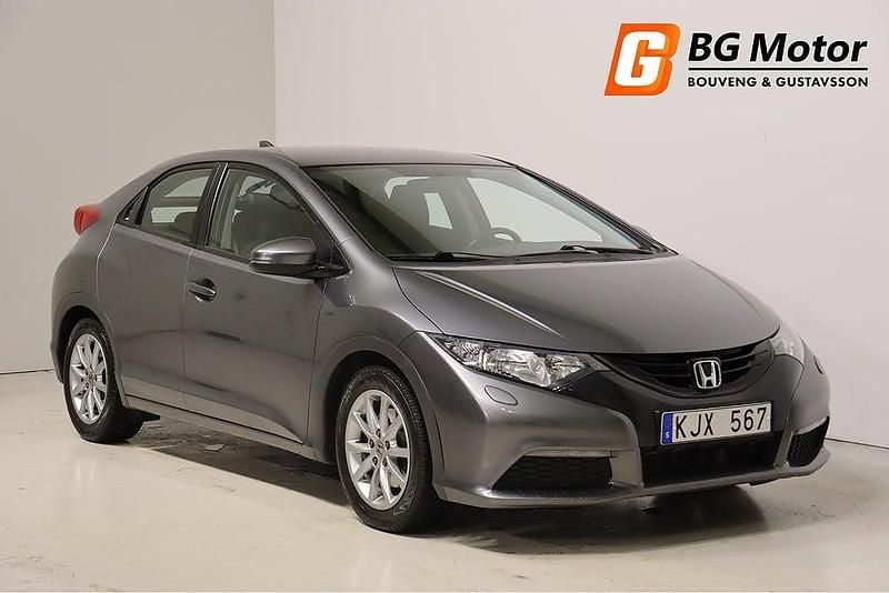 Grå Begagnad 2012 Honda Civic Halvkombi | 129 600 kr (Marknadspris) - Bild 1/4