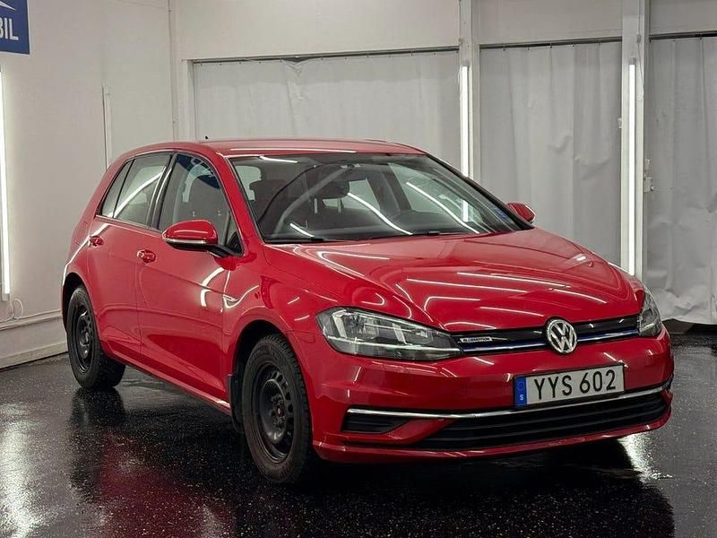 Begagnad VW Golf VII 110 HK (80 kW) 2017 Röd Halvkombi