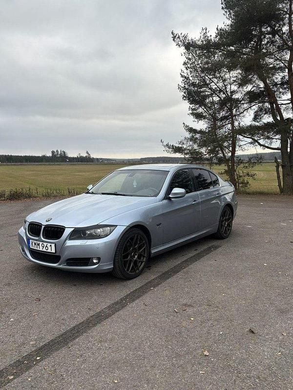 Blå Begagnad 2009 BMW 325 Sedan | 60 000 kr (Superpris) - Bild 1/4