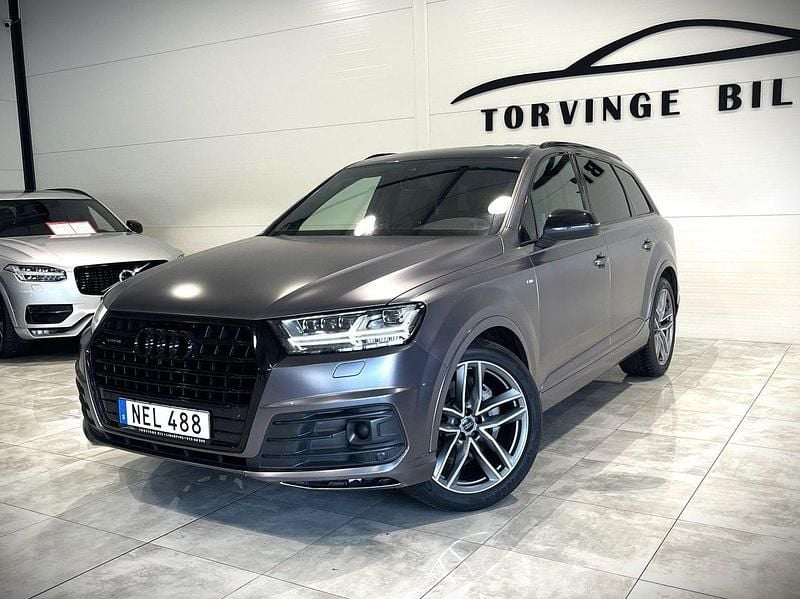 Grå Begagnad 2018 Audi Q7 S-Line SUV | 439 900 kr (Marknadspris) - Bild 1/4