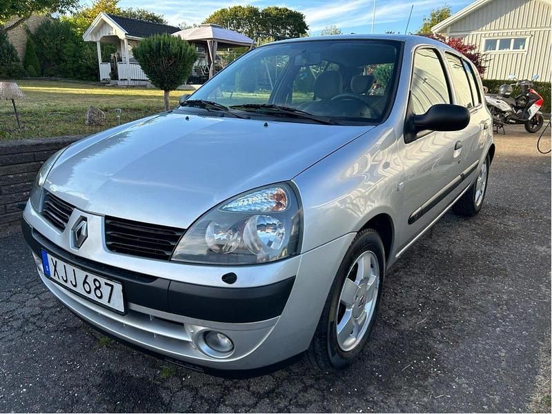 Grå Begagnad 2006 Renault Clio R.S. Authentique Halvkombi | 27 000 kr (Lite dyr) - Bild 1/4