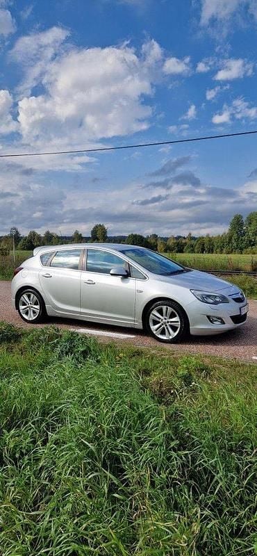 Grå Begagnad 2011 Opel Astra Enjoy Halvkombi | 54 500 kr (Marknadspris) - Bild 1/4