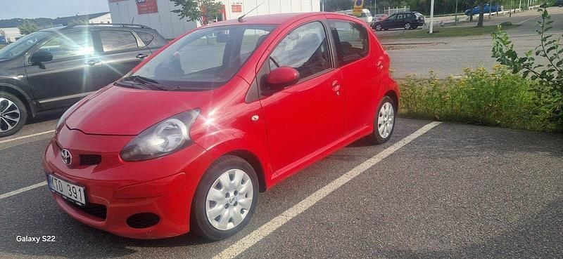 Röd Begagnad 2010 Toyota Aygo Halvkombi | 29 000 kr (Bra pris) - Bild 1/2