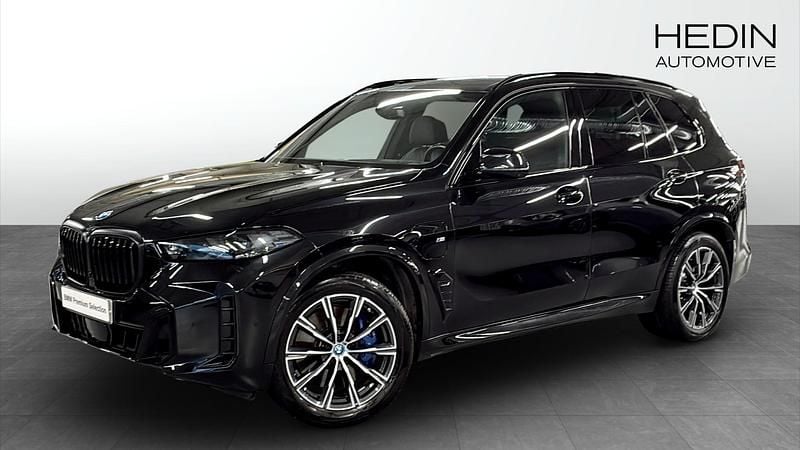 Svart (black) Begagnad 2023 BMW X5 Comfort Edition SUV | 844 700 kr (Superpris) - Bild 1/4
