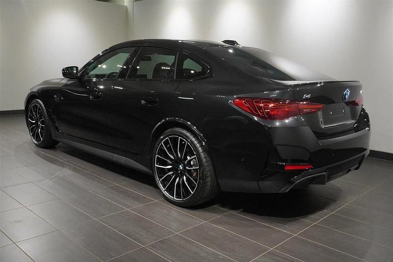 Begagnad BMW i4 Efficient Dynamics 442 kW (601 HK) 2024 Svart (safirsvart metallic) Sedan