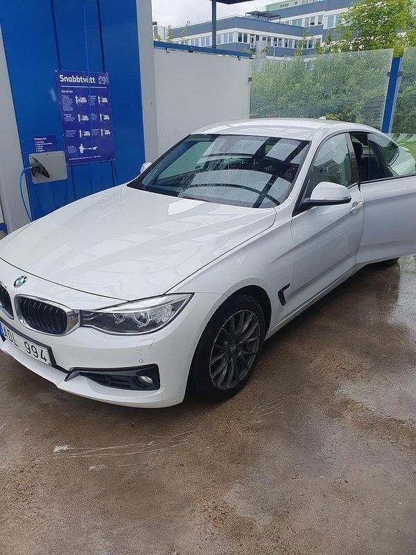 Vit Begagnad 2014 BMW 320 Gran Turismo Sport Line Halvkombi | 120 000 kr (Bra pris) - Bild 1/4