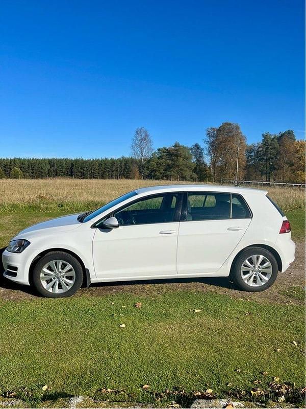 Vit Begagnad 2017 VW Golf VII Halvkombi | 115 000 kr (Bra pris) - Bild 1/3