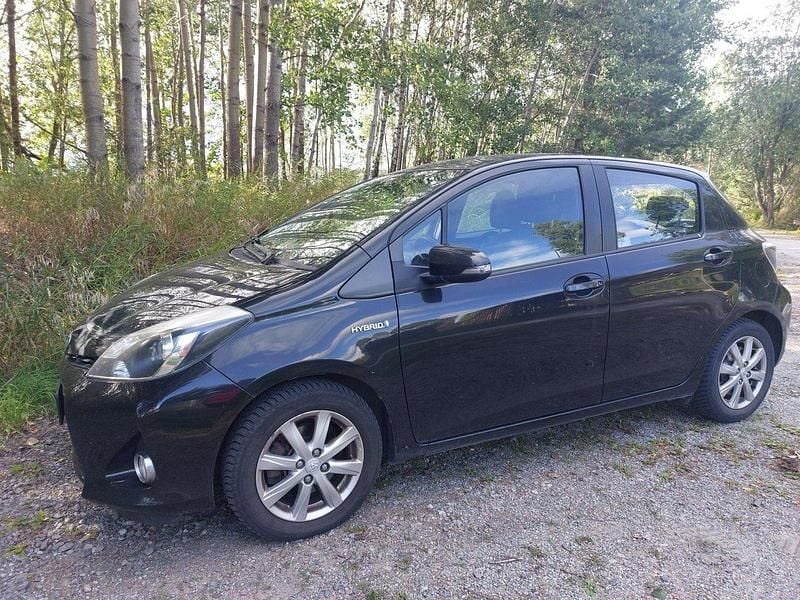 Svart Begagnad 2013 Toyota Yaris Hybrid Active Halvkombi | 76 000 kr (Lite dyr) - Bild 1/4