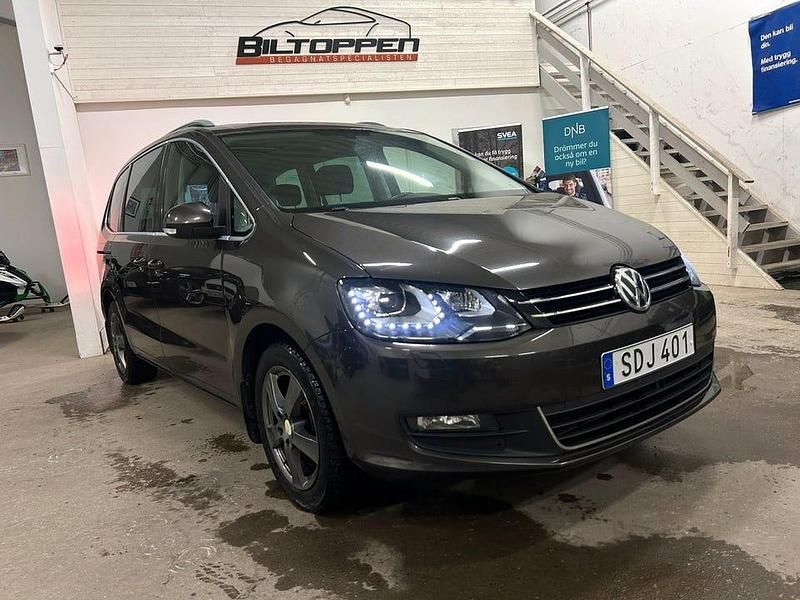 Mörkbrun (brun) Begagnad 2016 VW Sharan Minibuss | 179 000 kr (Lite dyr) - Bild 1/4
