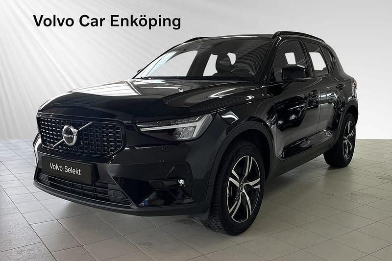 Svart Begagnad 2024 Volvo XC40 Plus SUV | 369 900 kr (Marknadspris) - Bild 1/3