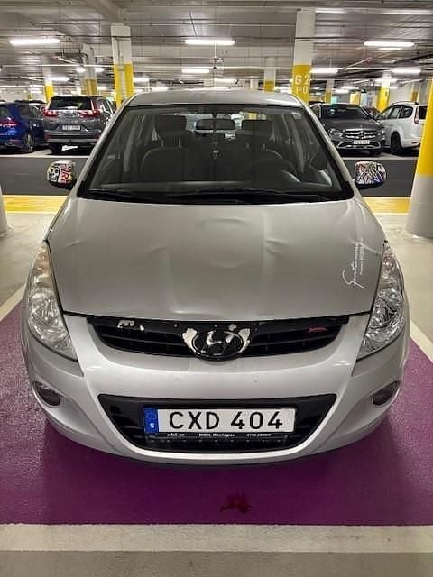 Silver Begagnad 2009 Hyundai i20 Premium Halvkombi | 15 000 kr (Superpris) - Bild 1/4