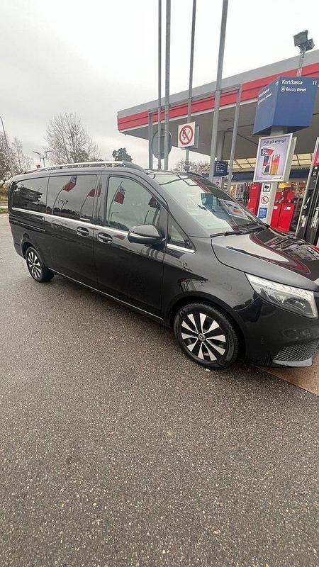 Svart Begagnad 2023 Mercedes V250 Avantgarde Minibuss | 375 000 kr - Bild 1/4