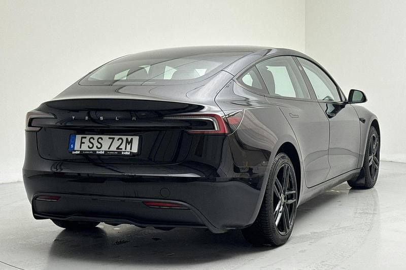 Begagnad Tesla Model 3 Long Range RWD 235 kW (320 HK) 2025 Svart Sedan