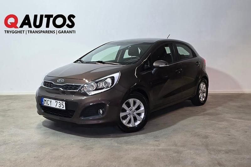Brun Begagnad 2012 Kia Rio Halvkombi | 94 800 kr (Marknadspris) - Bild 1/3